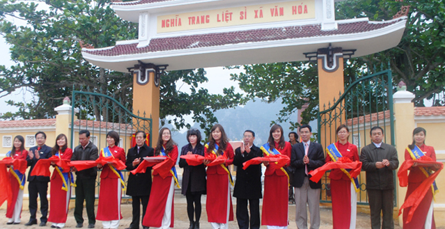 Đại diện lãnh đạo Vietinbank Việt Nam và lãnh đạo các ban, ngành liên quan trong tỉnh, địa phương cắt băng khánh thành công trình nghĩa trang liệt sỹ xã Văn Hoá (Tuyên Hoá)