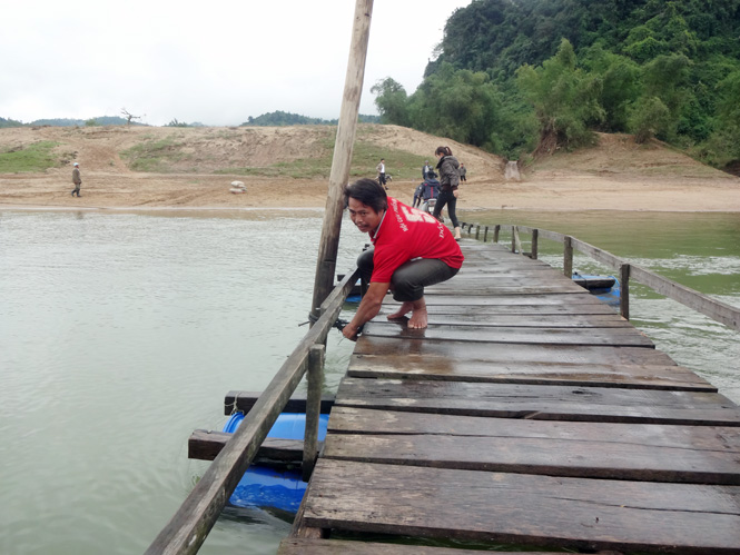 CCB Nguyễn Văn Khanh đang gia cố lại cầu