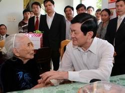 Chủ tịch nước Trương Tấn Sang thăm và tặng quà cho bà Võ Thị Nguyên, là lão thành cách mạng 61 năm tuổi Đảng ở xã Đại Đồng, huyện Đại Lộc, tỉnh Quảng Nam - Ảnh TTXVN
