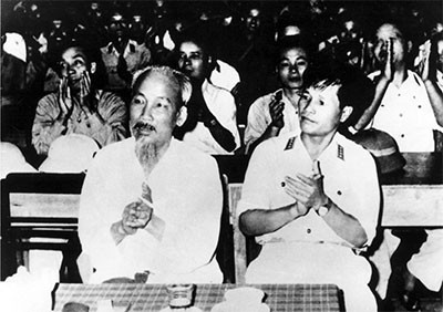 Chủ tịch Hồ Chí Minh và Đại tướng Nguyễn Chí Thanh dự Hội nghị quân chính toàn quân lần thứ nhất (năm 1960). Ảnh tư liệu.