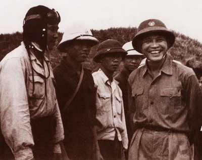 Đại tướng Nguyễn Chí Thanh thăm Bộ đội Không quân (năm 1967). Ảnh tư liệu
