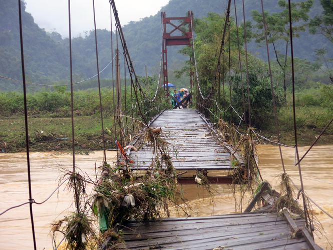 Cầu treo xã Hóa Thanh (Minh Hóa) bị hư hỏng năng do bão lũ không sử dụng được, sẽ được thay thế bằng cầu tràn Bến Mai dự kiến được thực hiện xây dựng vào năm 2015.