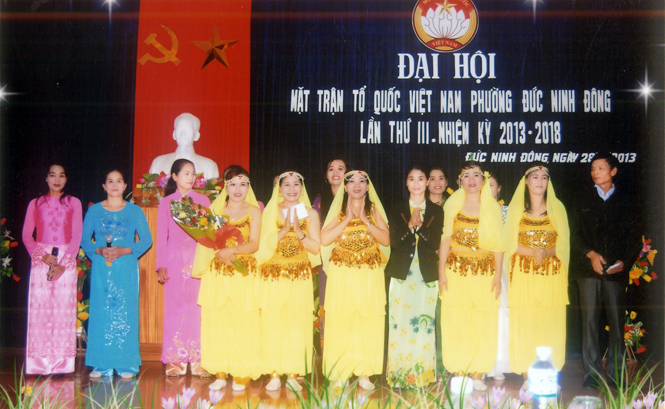 Tiết mục văn nghệ tham gia chào mừng đại hội Mặt trận phường Đức Ninh Đông.