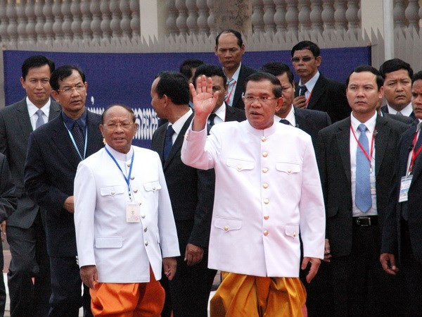 Chủ tịch Quốc hội Campuchia Heng Samrin (trái) và Thủ tướng Chính phủ Campuchia Hun Sen. (Ảnh: Xuân Khu/Vietnam+)