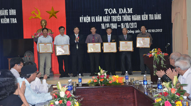 Đồng chí Đinh Công Hải, UVTU, Chủ nhiệm UBKT Tỉnh ủy trao bằng khen cho các tập thể, cá nhân đạt thành tích xuất sắc trong công tác kiểm tra, giám sát của Đảng năm 2013.