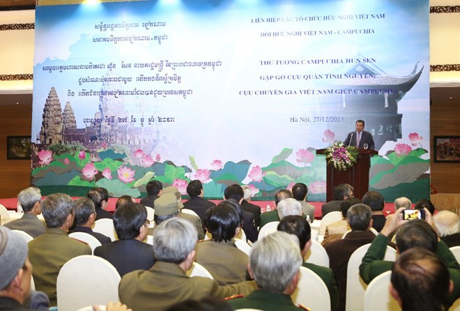 Thủ tướng Campuchia Hun Sen trò chuyện cùng các cựu chiến binh Quân tình nguyện Việt Nam tại Campuchia (Nguồn: TTXVN)