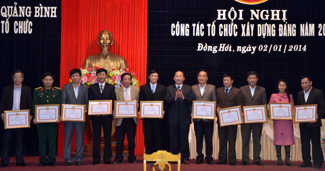 Đồng chí Trần Xuân Vinh, UVTV, Trưởng ban Tổ chức Tỉnh uỷ tặng giấy khen cho các tập thể đạt thành tích trong công tác tổ chức cán bộ.