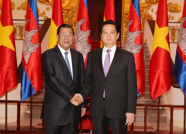 Thủ tướng Nguyễn Tấn Dũng đón Thủ tướng Campuchia Hun Sen trong chuyến thăm Việt Nam của ông Hun Sen tháng 12-2013. Ảnh: Đức Tám - TTXVN