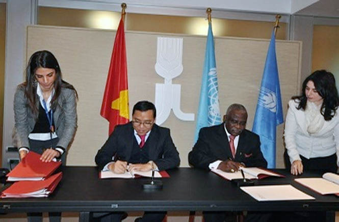 Lễ ký Hiệp định tài trợ vốn cho Dự án SRDP tỉnh Hà Tĩnh và Quảng Bình, tại Trụ sở IFAD, Rome, Italy ngày 27-11-2013.