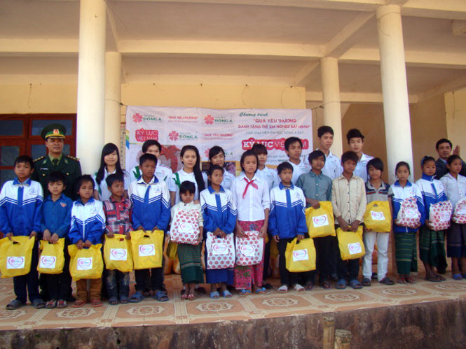 Trao quà yêu thương cho các em học sinh dân tộc Ma Coong, Trường PTDT nội trú Bố Trạch.