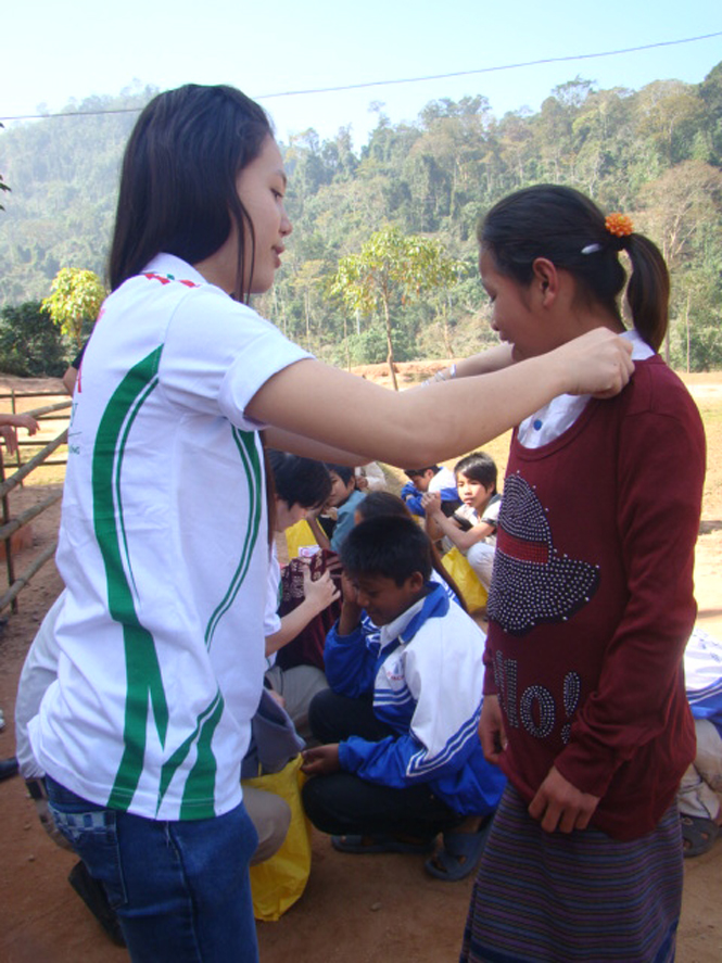 Khoác những chiếc áo ấm cho các em học sinh dân tộc Ma Coong.
