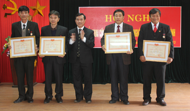 Đồng chí Nguyễn Thanh Xuân, Chánh án Toà án nhân dân tỉnh đang trao Kỷ niệm chương Vì sự nghiệp Toà án của Chánh án Toà án nhân dân tối cao cho các cán bộ trong và ngoài ngành Toà án.
