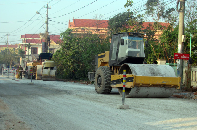 Đường Hà Huy Tập (thành phố Đồng Hới) đang được nâng cấp để phục vụ nhân dân đi lại trong dịp Tết.