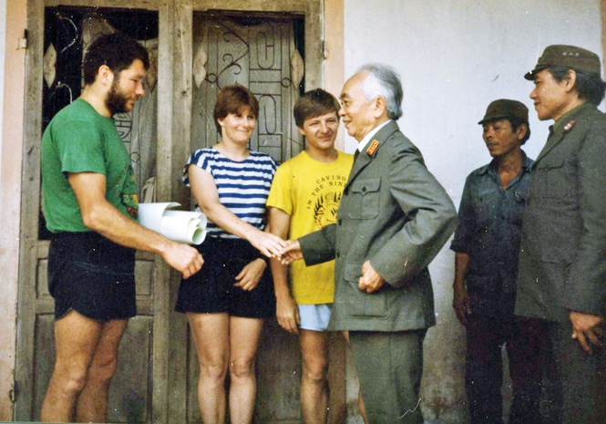 Bức ảnh lưu niệm của Đại tướng Võ Nguyên Giáp và Howard Limbirt cùng các thành viên.