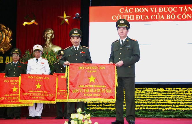 Đồng chí Đại tướng Trần Đại Quang – UVBCT, Bộ Trưởng Bộ Công an Trao cờ đơn vị thi đua xuất sắc năm 2013 cho Công an tỉnh Quảng Bình