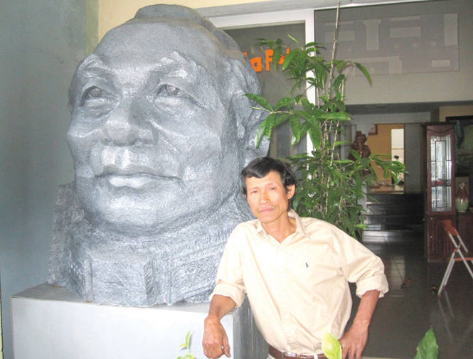 Lê Sĩ Soái bên bức tượng Đại tướng Võ Nguyên Giáp.