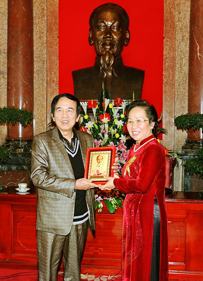 TS Lê Anh Dũng được Phó Chủ tịch nước Nguyễn Thị Doan trao phần thưởng tôn vinh các nhà tài trợ.