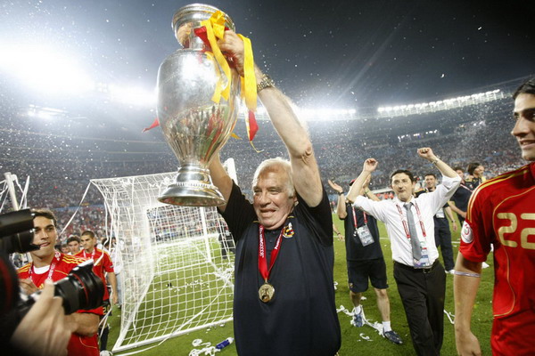 HLV Luis Aragones và chiếc cúp vô địch Euro 2008 - Ảnh: AFP