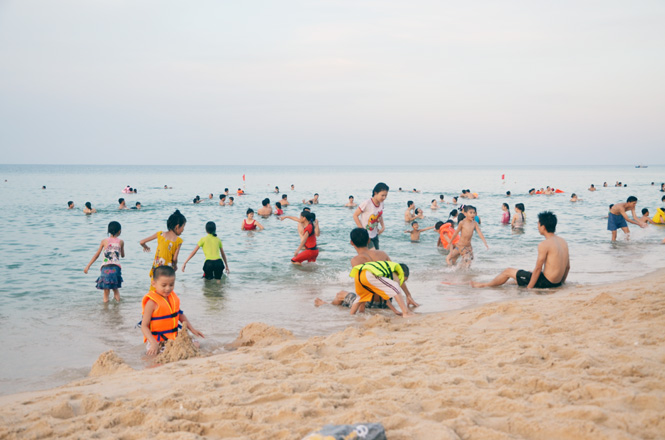 Bãi biển Quang Phú luôn hấp dẫn du khách.