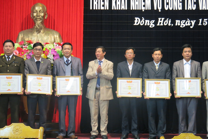 Đồng chí Nguyễn Xuân Tuyến, Chánh Văn phòng Tỉnh uỷ tặng giấy khen của Văn phòng Tỉnh uỷ cho các tập thể, cá nhân đạt thành tích công tác năm 2013.