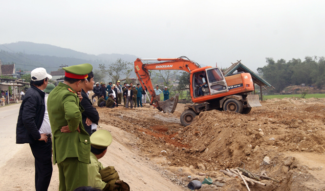 Lực lượng liên ngành tiến hành giải tỏa và xóa bỏ bến bãi hoạt động  trái phép ở xã Cảnh Hóa.