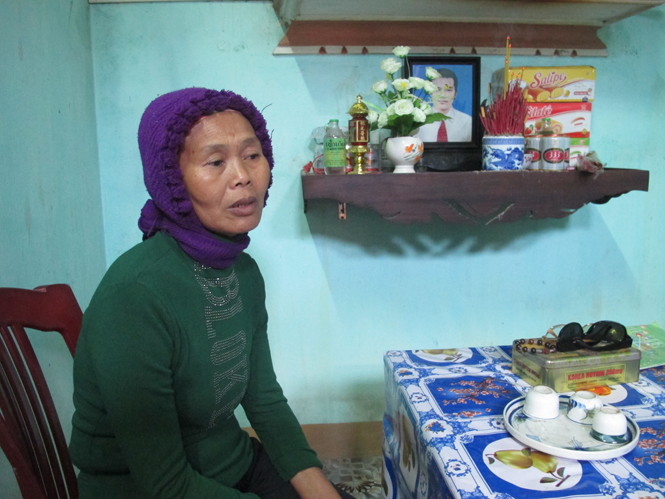 Bà Nguyễn Thị Hường thẩn thờ bên bàn thờ của con trai Nguyễn Văn Sáu