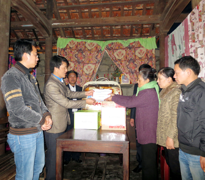 Chi đoàn Báo Quảng Bình hỗ trợ gia đình mệ Bùi Thị Xuân (Hoa Thủy, Lệ Thủy) các vật dụng, nhu yếu phẩm cần thiết cho cuộc sống hàng ngày.