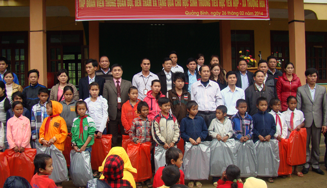 Đại diện Trung tâm kỹ thuật khu vực I, Tổng công ty mạng lưới Viettel trao quà cho học sinh trường TH Yên Hợp.