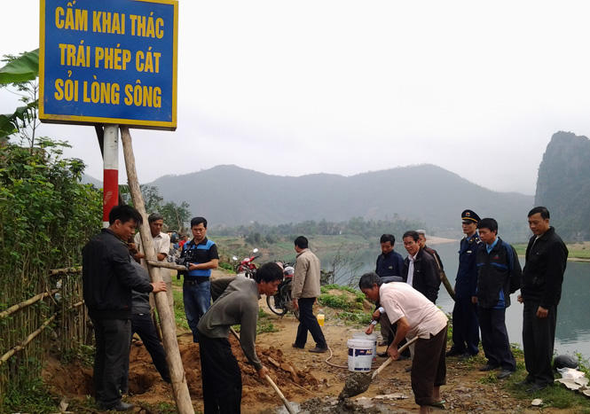 Triển khai cắm biển báo cấm khai thác trái phép cát, sỏi lòng sông trên địa bàn xã Đức Hóa, huyện Tuyên Hóa.