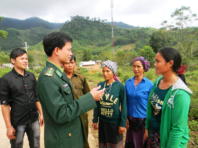 Cán bộ BĐBP tỉnh vận động người dân xã Trọng Hóa (Minh Hóa) tham gia phòng chống tội phạm trên tuyến biên giới.