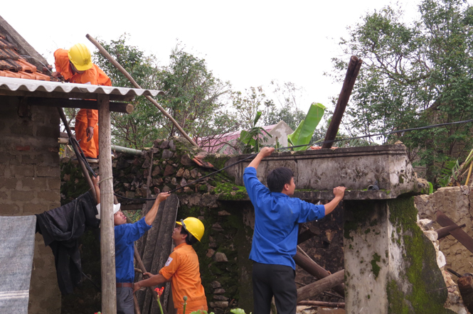 Đoàn viên thanh niên tham gia tu sửa hệ thống điện sinh hoạt cho bà con xã Quảng Sơn sau đợt lũ cuối năm 2013.