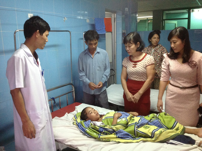 Bác sĩ Nguyễn Văn Mận (bên trái) và các nhà hảo tâm tặng quà cho bệnh nhân nghèo.