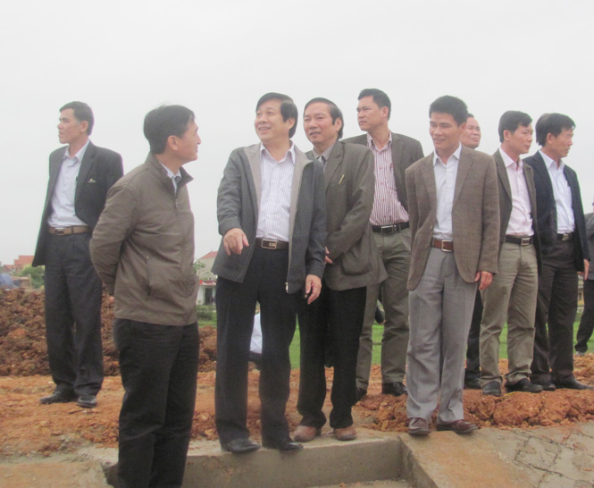 Đồng chí Nguyễn Xuân Quang, Uỷ viên Thường vụ Tỉnh uỷ, Phó Chủ tịch Thường trực UBND tỉnh đang kiểm tra tình hình thi công gói thầu HD 1.7 tại Cầu Rào.