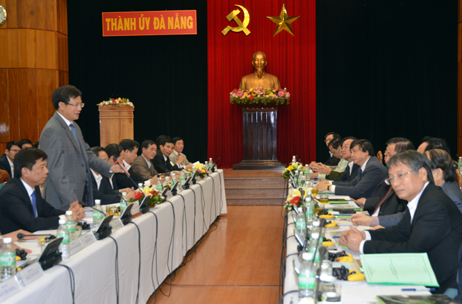 Đồng chí Lương Ngọc Bính, Uỷ viên Trung ương Đảng, Bí thư Tỉnh uỷ, Chủ tịch HĐND tỉnh, phát biểu tại buổi làm việc với Thành uỷ thành phố Đà Nẵng.