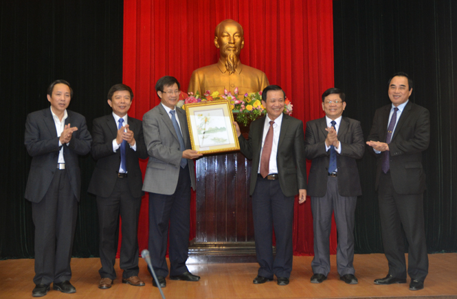 Các đồng chí lãnh đạo Thành ủy Đà Nẵng tặng quà lưu niệm cho các đồng chí lãnh đạo tỉnh Quảng Bình.