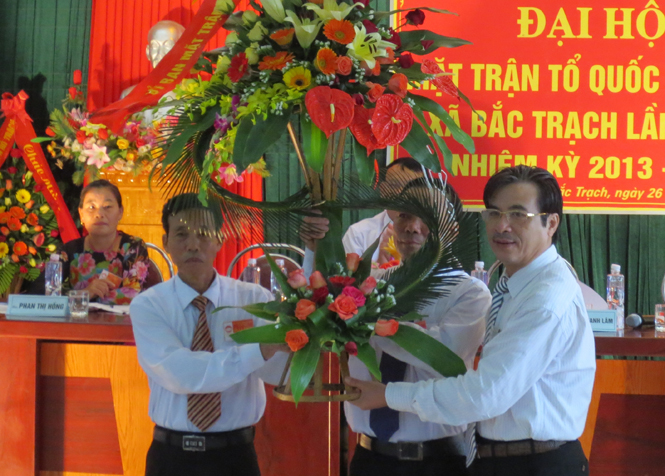 Đồng chí Lê Hùng Phi, Uỷ viên Thường vụ Tỉnh uỷ, Chủ tịch Uỷ ban MTTQVN tỉnh tặng hoa chúc mừng đại hội MTTQ xã Bắc Trạch.