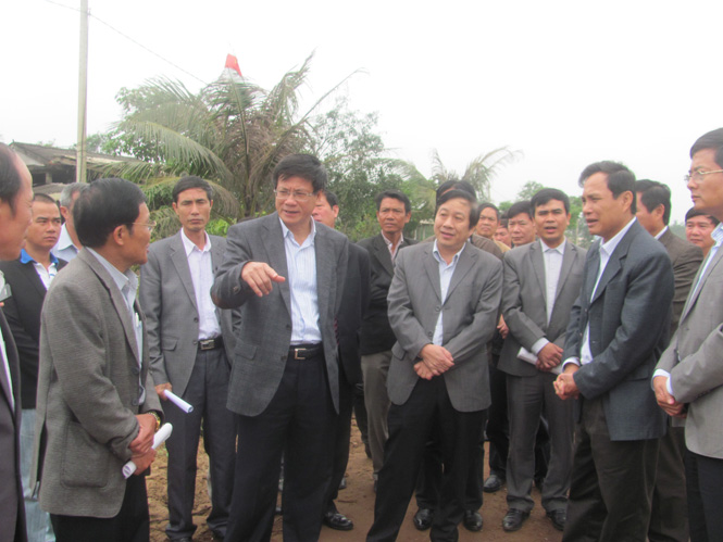 Đồng chí Lương Ngọc Bính, Uỷ viên Trung ương Đảng, Bí thư Tỉnh uỷ, Chủ tịch HĐND tỉnh đang kiểm tra công tác GPMB tại xã Sen Thuỷ.