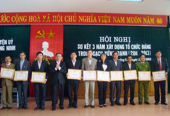 Đồng chí trần Hải Châu, Tỉnh ủy viên, Bí thư huyện ủy tặng giấy khen cho các tổ chức cơ sở đảng TSVM, tiêu biểu năm 2013.