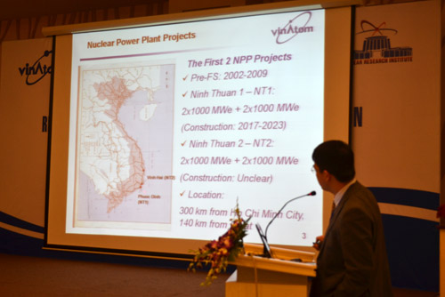  Tiến sĩ Trần Chí Thành, Viện trưởng Viện Năng lượng nguyên tử Việt Nam giới thiệu hiện trạng dự án Nhà máy điện hạt nhân ở Ninh Thuận - Ảnh: Lâm Viên