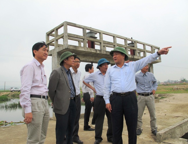 Đồng chí Trần Văn Tuân, UVTV Tỉnh ủy, Phó Chủ tịch UBND tỉnh kiểm tra công tác tưới tiêu của các công trình thủy lợi trên địa bàn huyện Quảng Ninh.