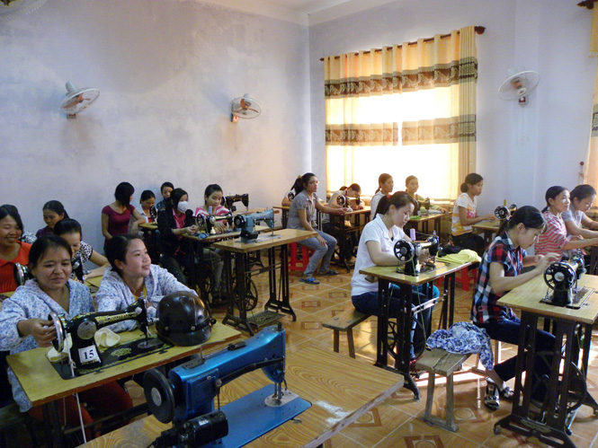Lao động nông thôn huyện Minh Hóa được đào tạo nghề may để tăng thu nhập gia đình.
