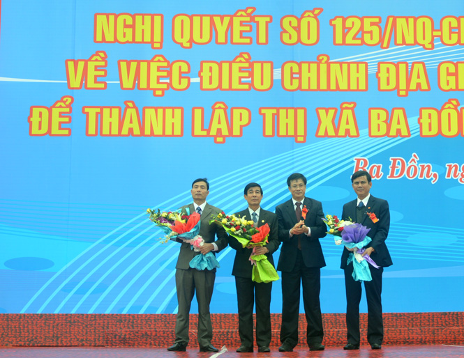 Đồng chí Bí thư Tỉnh ủy tặng hoa chúc mừng lãnh đạo thị xã Ba Đồn.