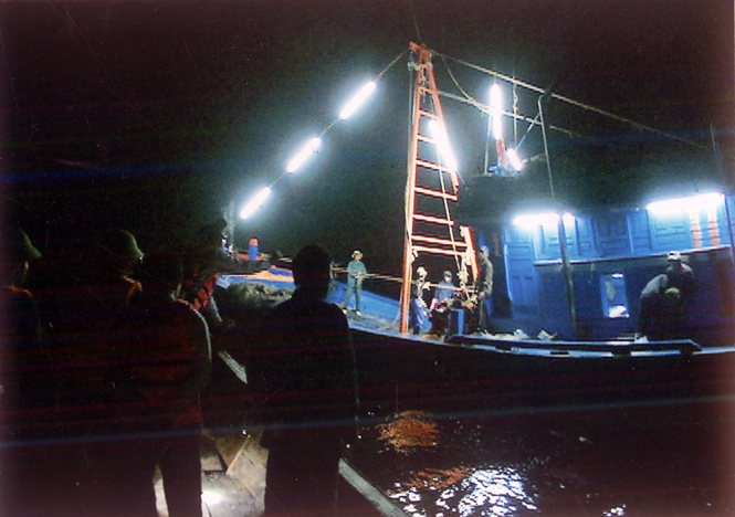 Ảnh 14 : Hoạt động đánh bắt thủy sản bằng nghề cấm thường được một số ngư dân lén lút vào ban đêm gây khó khăn cho việc phát hiện và ngăn chặn của lực lượng chức năng.