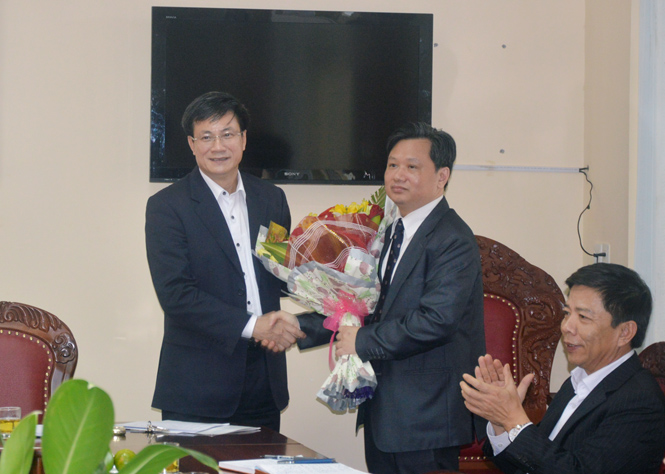Đồng chí Lương Ngọc Bính, Ủy viên Trung ương Đảng, Bí thư Tỉnh ủy, Chủ tịch HĐND tỉnh, tặng hoa chúc mừng đồng chí Nguyễn Tiến Hoàng được Trung ương luân chuyển về công tác tại tỉnh ta.