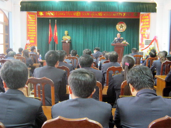 Đồng chí Nguyễn Hòa Bình phát biểu với tập thể cán bộ, công chức ngành Kiểm sát tỉnh ta