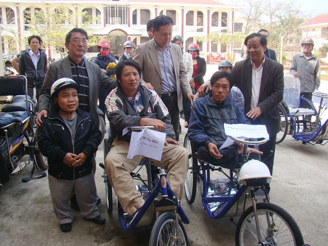 Ông Isao Iwamoto cùng đại diện các ban, ngành tiến hành trao  xe lăn, xe lắc cho người khuyết tật.