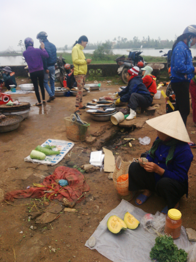 Tại chợ Võ Xá, xã Võ Ninh, hàng hóa được bày bán ngay dưới nền đất bẩn, ẩm ướt.