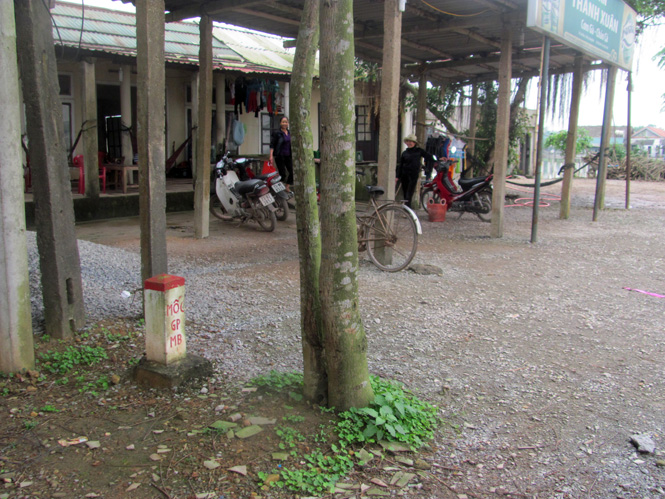 Các nhà hàng khu vực ven Bàu Sen, một trong nhiều khu vực người dân chưa chịu bàn giao mặt bằng để thi công (tại thời điểm 17-3-2014).