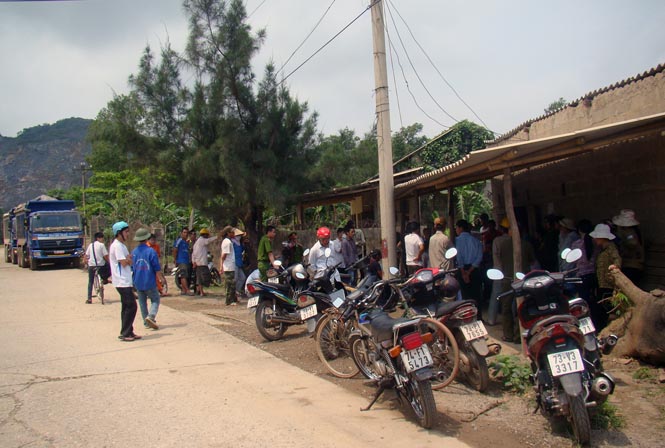Người dân tập trung trước cổng Nhà máy xi măng Áng Sơn II