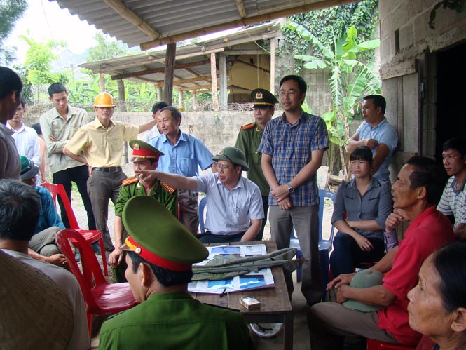 Ông Phạm Ngọc Vũ (người đứng), Phó Giám đốc Nhà máy trả lời kiến nghị của người dân sáng ngày 2- 4- 2014.